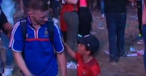 Un petit garçon aux couleurs du Portugal vient consoler spontanément un supporter des Bleus en larmes suite à la défaite de son équipe... Adorable !