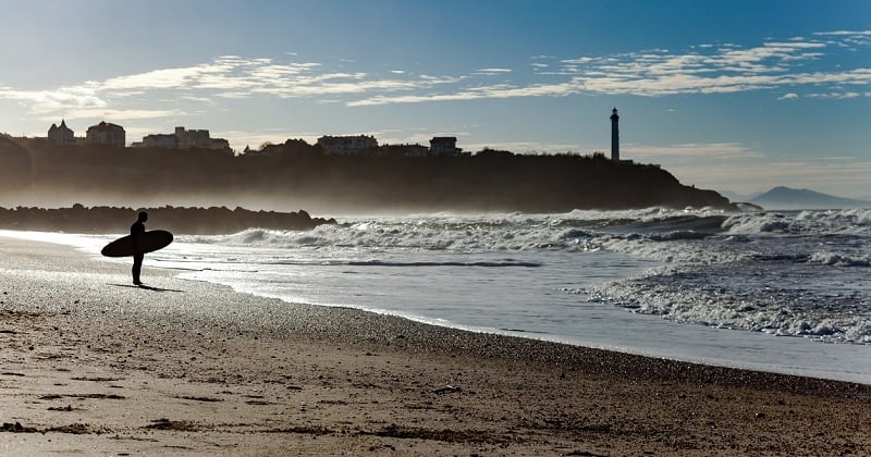  Pays Basque : un moniteur de surf handicapé sauve deux adolescents de la noyade, évitant un drame 