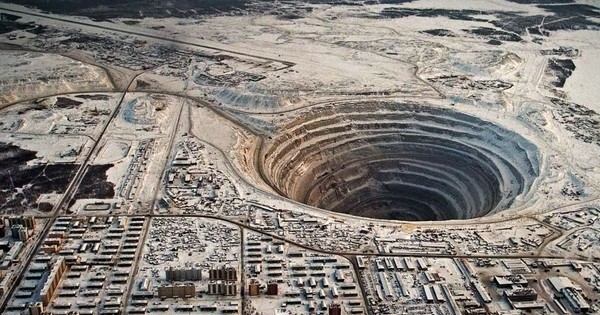 1200 mètres de profondeur : la mine de Mir, en Russie, est l'une des plus grandes mines du monde creusées par l'homme ! Les photos sont vertigineuses !