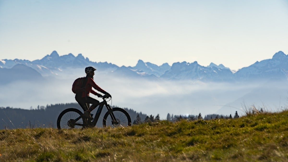 À 24 ans, cet amoureux des sommets traverse les Alpes et parcourt 1 500 kilomètres à vélo