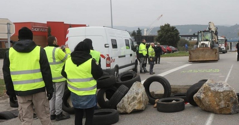 Avec #Balancetongiletjaune, les internautes dénoncent les dérives des manifestants