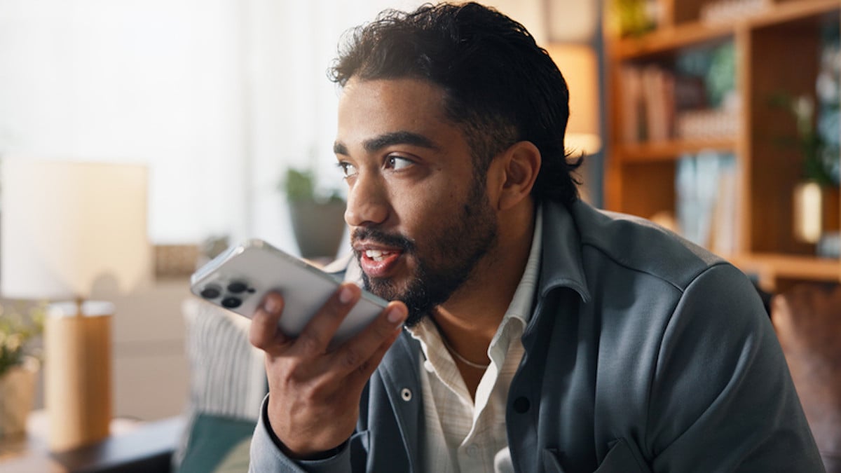 Un homme laisse une note vocale sur son téléphone