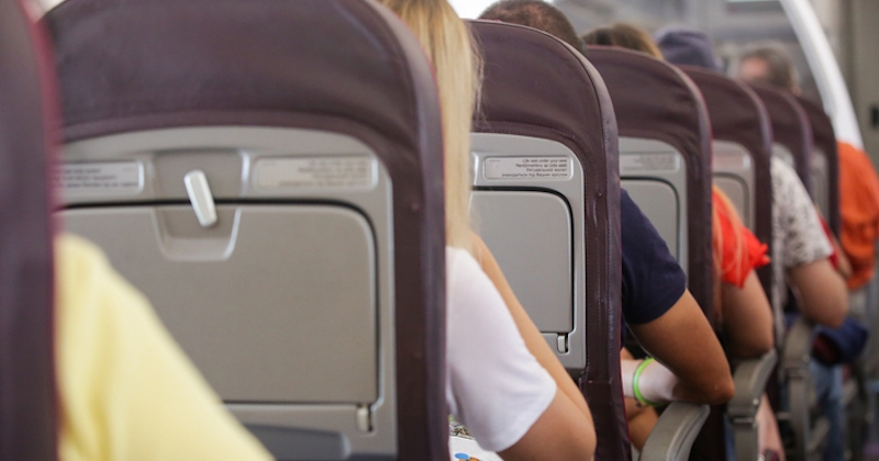 Un passager confronte un « géant » de 2 mètres qui lui a demandé de ne pas baisser son siège