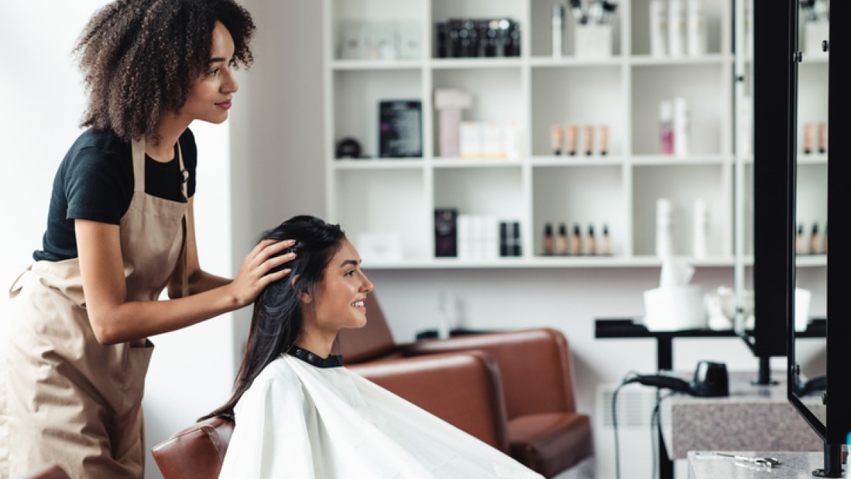 Près de 50% des salons de coiffure sont en faillite, une crise historique en France