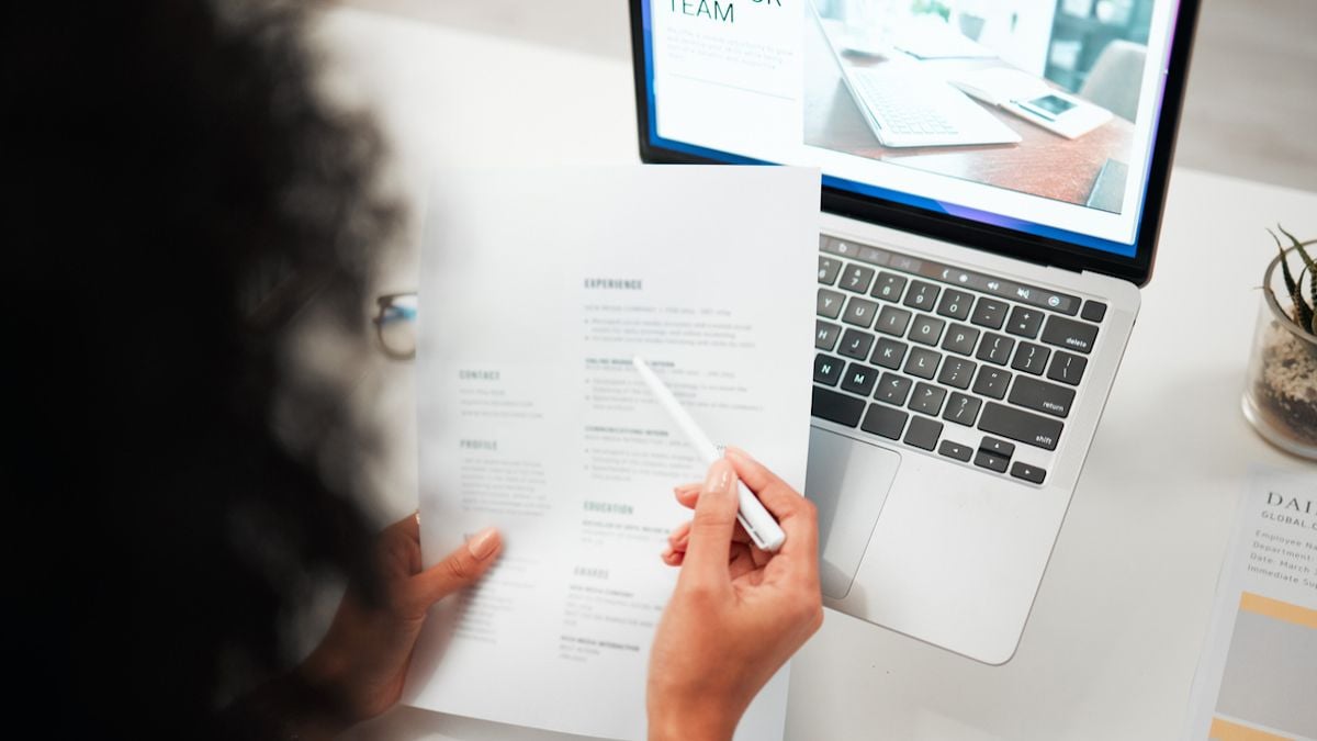 Une candidate qui relit son CV