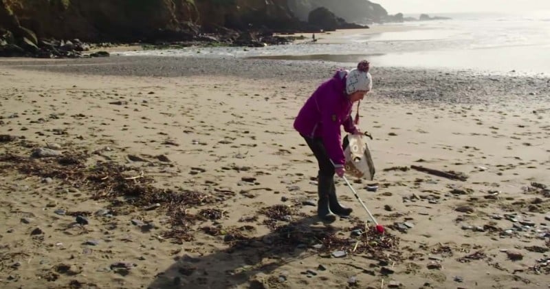 Une grand-mère de 70 ans a nettoyé 52 plages en une année