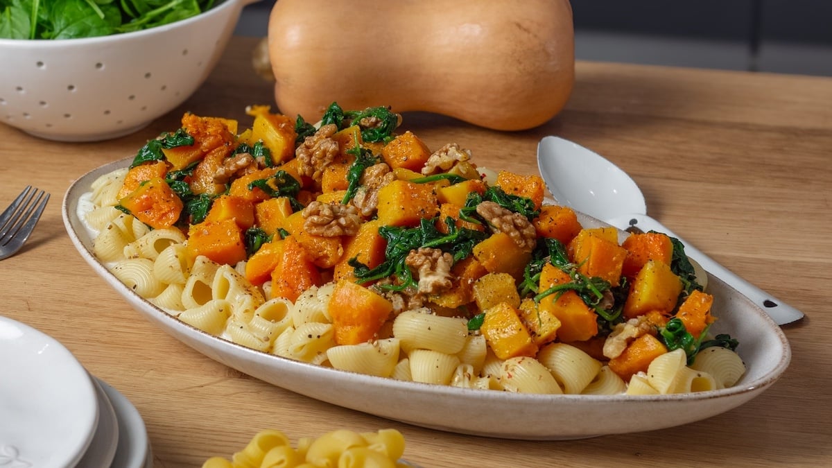 Passez un moment convivial et gourmand avec cette recette facile de pâtes butternut, épinards et chèvre !