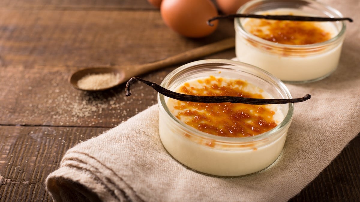 Facile, rapide et ultra-gourmande : cette crème brûlée à la vanille va devenir votre dessert fétiche