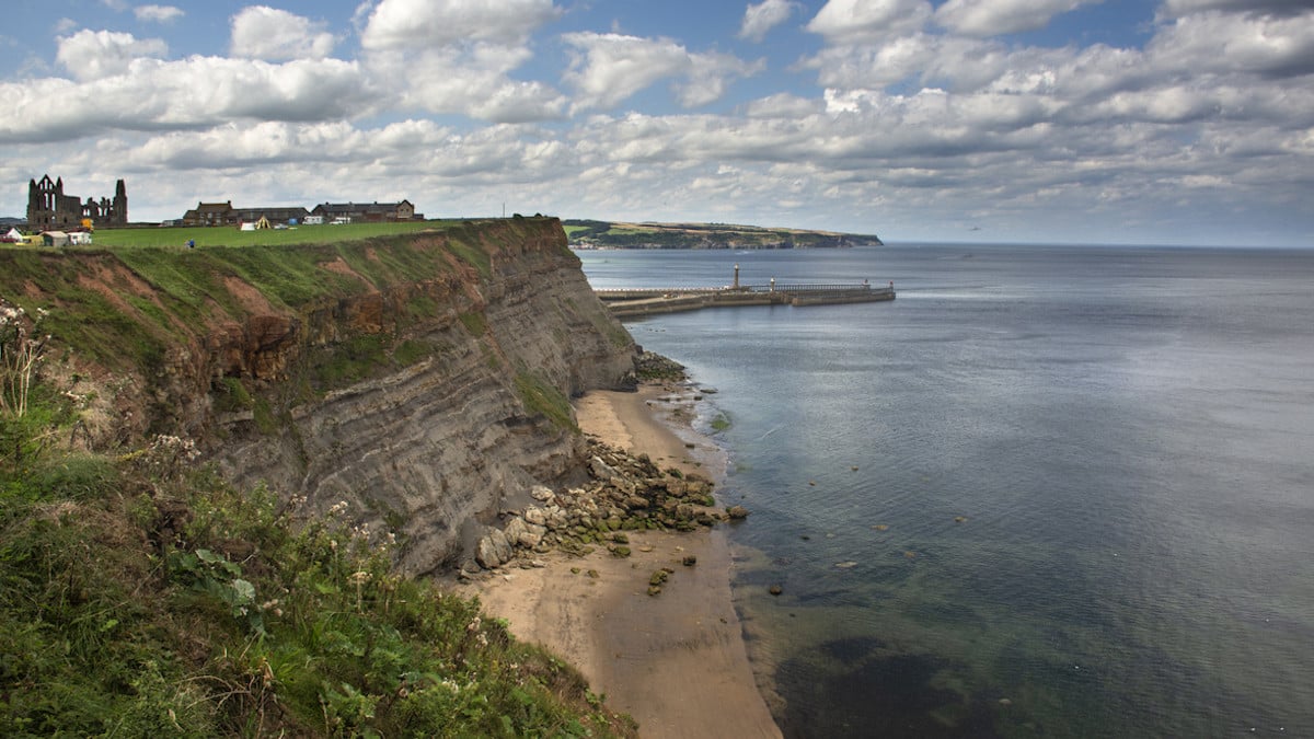 Un couple âgé se suicide ensemble en sautant d'une falaise à cause de la maladie 