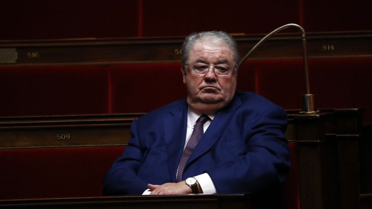 «Je n'ai pas conduit pendant 25 ans, comment je fais ?» Un ancien ministre déplore la fin de ses privilèges et choque la toile