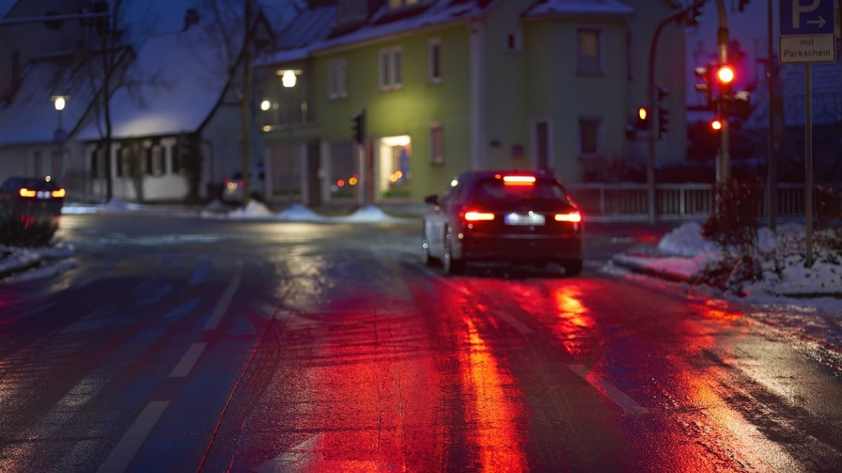 Ivre, il s'endort au feu rouge au volant de sa voiture, les policiers le réveillent à leur manière