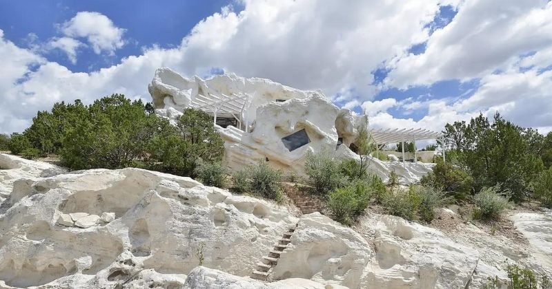 Cette maison nichée sur un flanc de falaise se confond avec la roche et est en vente pour moins d’1 million d’euros