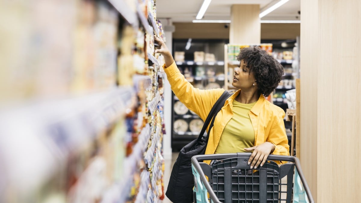 Une femme fait ses courses