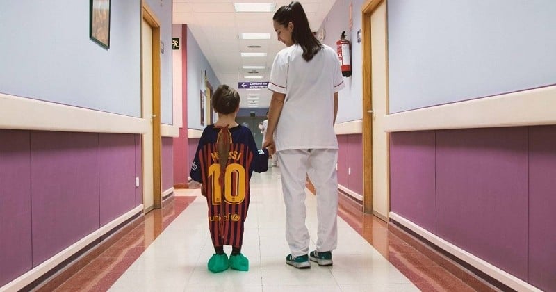 Pour les enfants qui ont peur de l'hôpital, ils remplacent les blouses par des maillots de foot