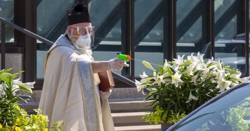 Les photos de ce prêtre américain qui utilise un pistolet à eau pour bénir ses fidèles ont fait le buzz