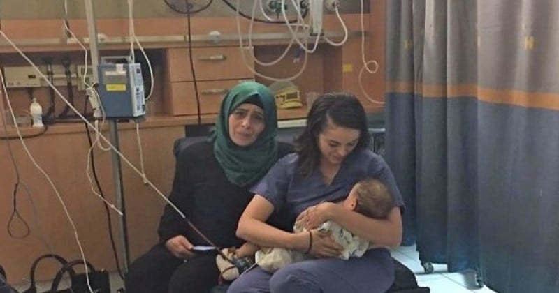 À Jérusalem, une infirmière israélienne allaite un bébé palestinien pour le sauver... Et la photo devient un symbole d'espoir, de paix et d'amour !