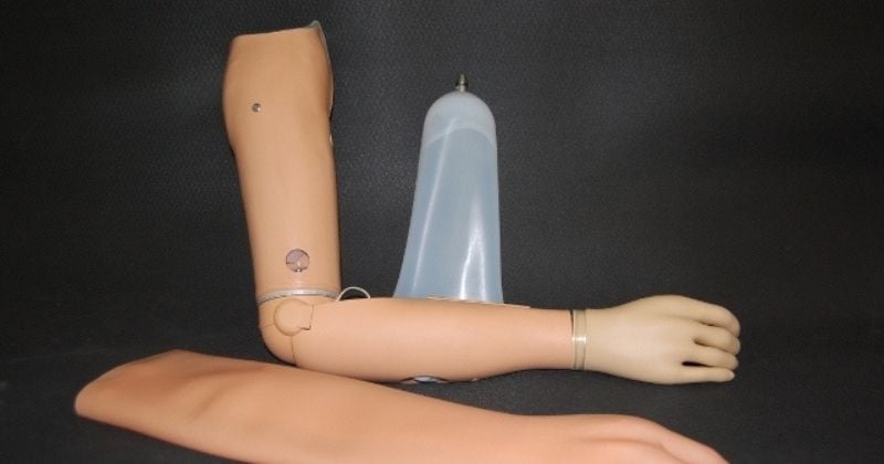 Italie : un homme tente de se faire vacciner en portant un... faux bras en silicone