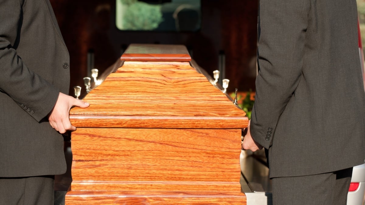 Déclarée morte, une femme se réveille dans son cercueil quelques minutes avant d'être incinérée