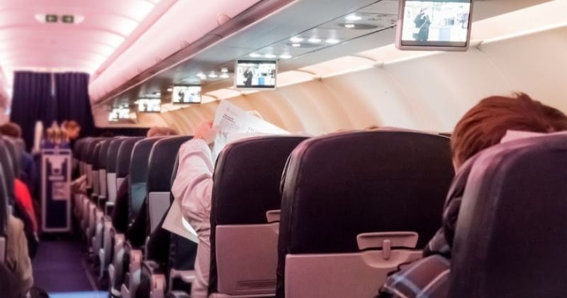 Ces 7 choses que vous ne devez surtout pas faire en avion, selon une ancienne hôtesse de l'air