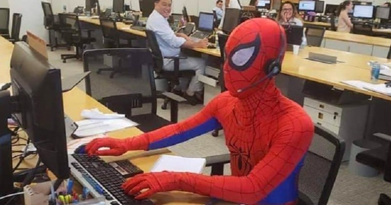 Pour son dernier jour au bureau, il arrive déguisé en Spider-Man 