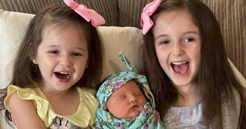 Cette mère de famille a donné naissance à trois filles, ni triplées ni jumelles, à la même date