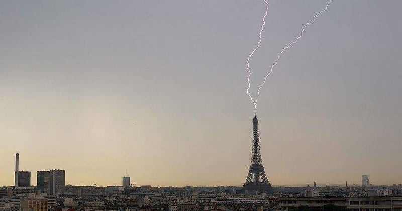 Au cours de l'orage qui s'est abattu sur Paris, la Tour Eiffel a été frappée par la foudre  et l'instant a été immortalisé
