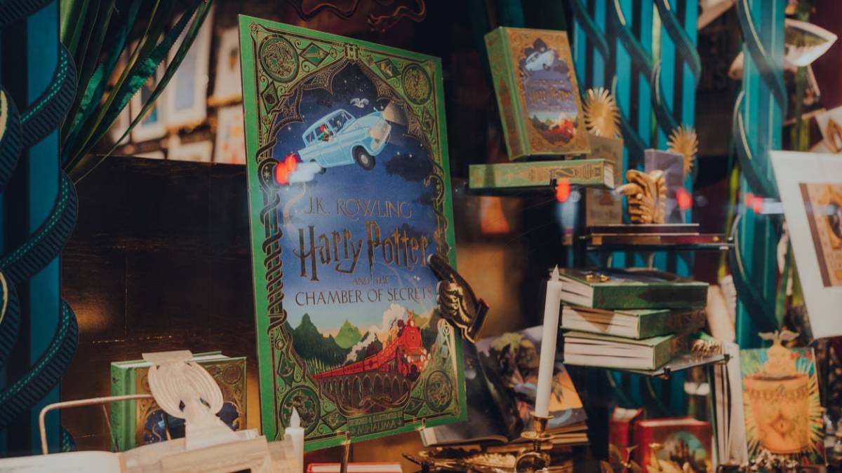 Livre Harry Potter derrière une vitrine