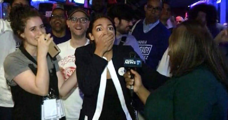 Une jeune femme novice en politique bat un pilier démocrate lors d'une primaire à New York