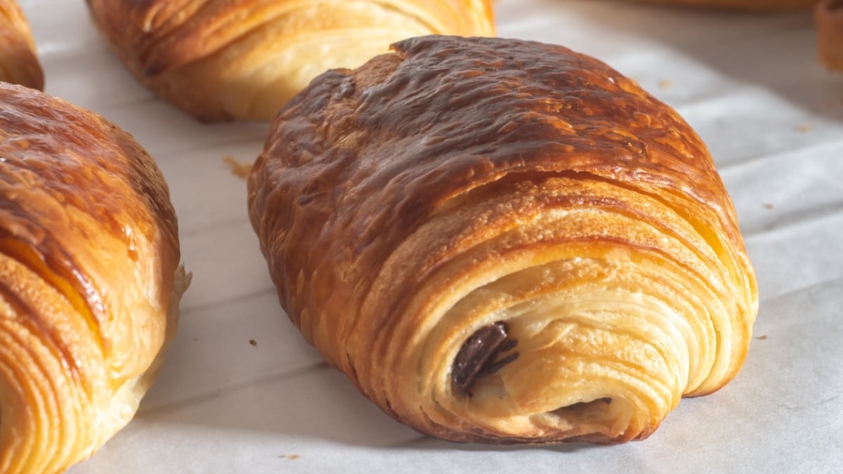 Après avoir obtenu le prix des meilleurs pains au chocolat de France, ce boulanger en produit... 800 par jour