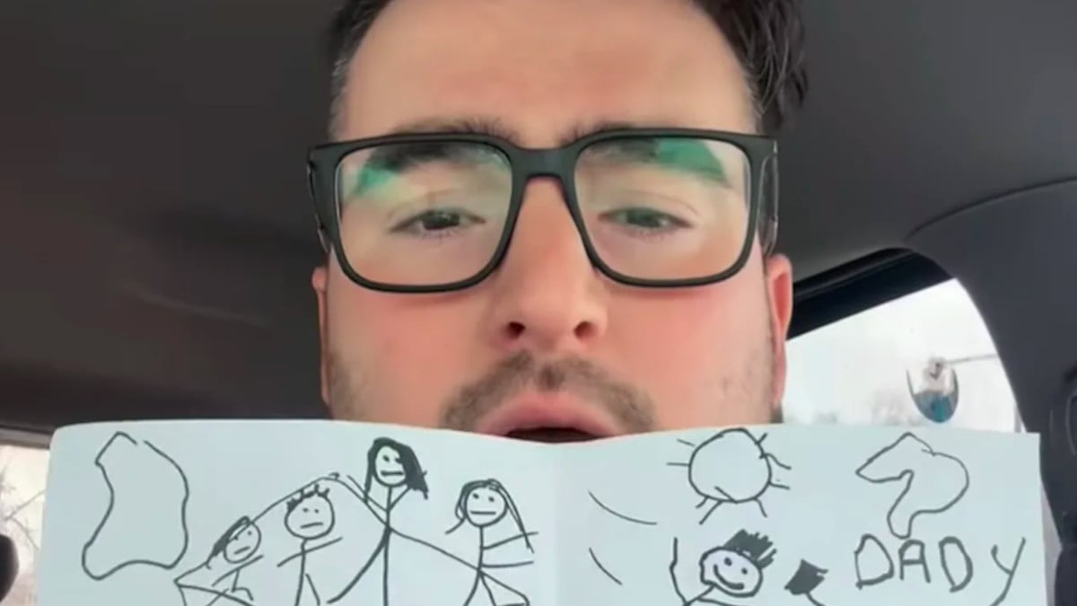 Mike Zazzara montre le dessin de sa fille