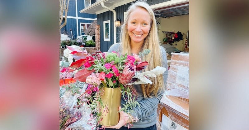 Elle surprend 400 veuves en leur offrant à chacune un bouquet de fleurs pour la Saint-Valentin	