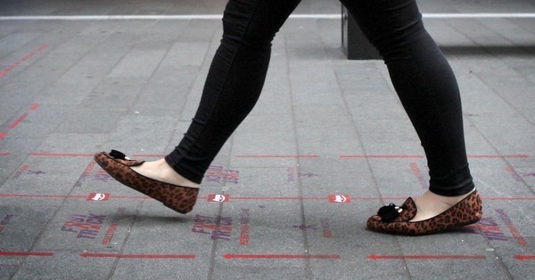 Marre de rester bloqué sur le trottoir derrière des personnes lentes et/ou scotchées à leur téléphone ? Cette invention est faite pour vous !