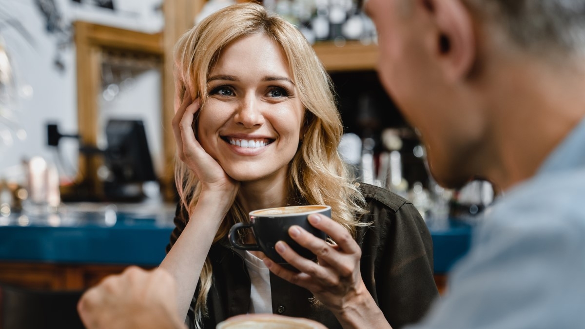 Ces 7 signes prouvent qu'une personne vous trouve attirant, même si elle ne le dit pas