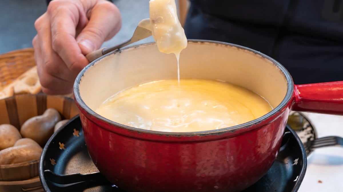 Ce Lyonnais remporte le titre du gros mangeur de fondue savoyarde après avoir mangé 1,3 kg de fromage