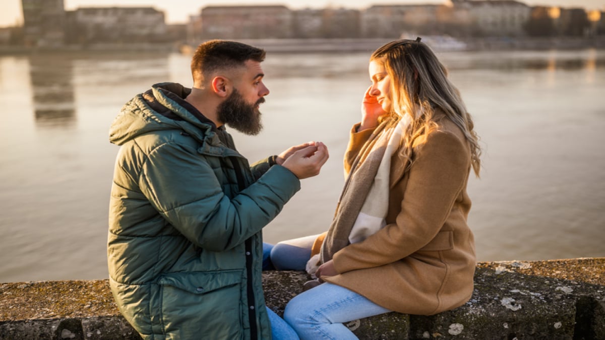 Son mari la trompe et demande le divorce, elle accepte et déménage, il lui reproche de ne pas s'être battue pour lui