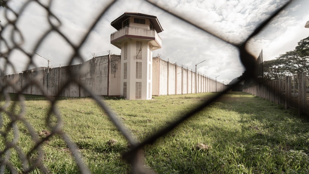 Il se filme dans sa piscine gonflable depuis sa... cellule de prison