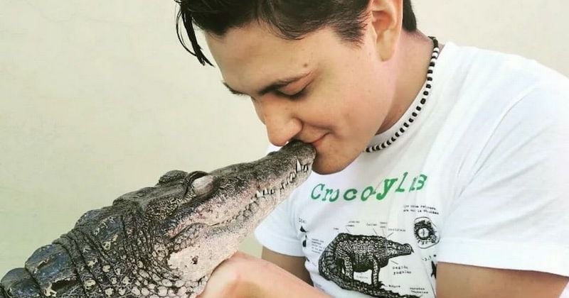 Son animal de compagnie est un crocodile qui dort dans son lit et se comporte comme un chien