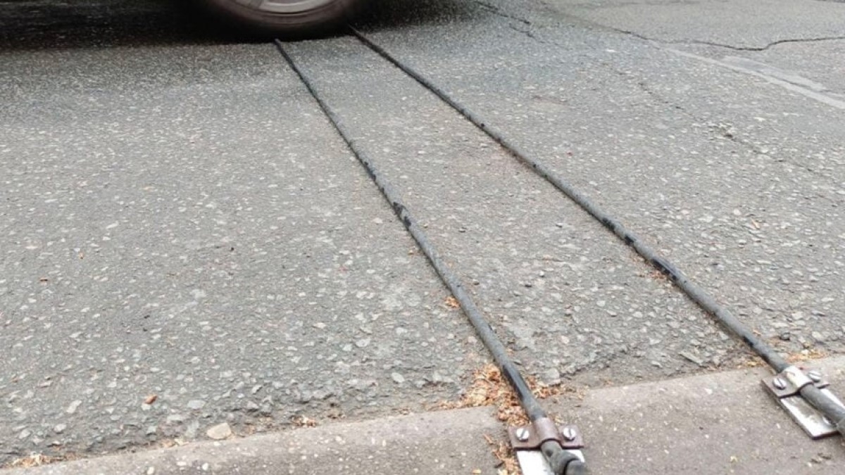 Voici à quoi servent les mystérieux câbles noirs que l'on trouve sur les routes de France