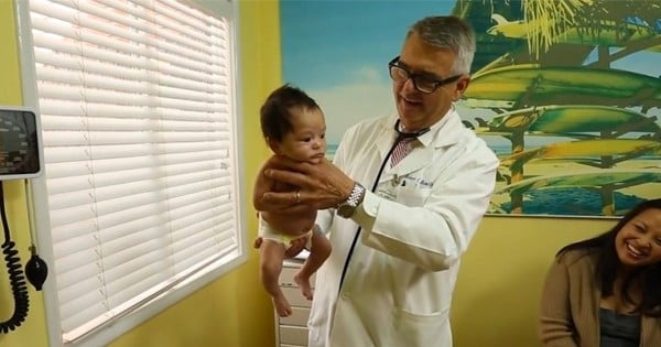 Ce pédiatre a mis au point une technique révolutionnaire pour calmer un bébé qui pleure