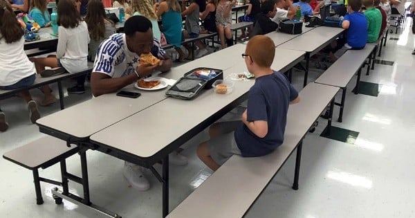 Il mangeait tout seul à la cantine le midi, sans ami. Jusqu'à ce qu'une star du foot se joigne à lui