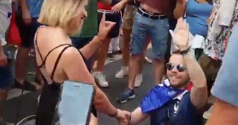 « Elle a dit non, elle a dit non... » : des supporters chambrent cet homme qui a voulu demander sa copine en mariage sur les Champs-Élysées