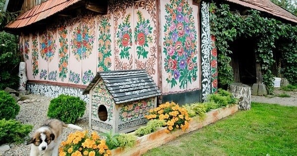 Présentes sur toutes les maisons, les peintures florales offrent un charme magnifique à ce village polonais