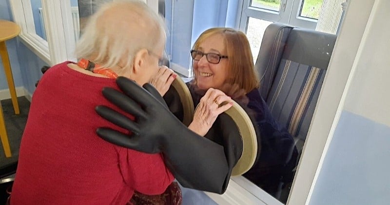 Une maison de retraite invente un système de gants pour prendre ses proches dans les bras sans risquer de les contaminer