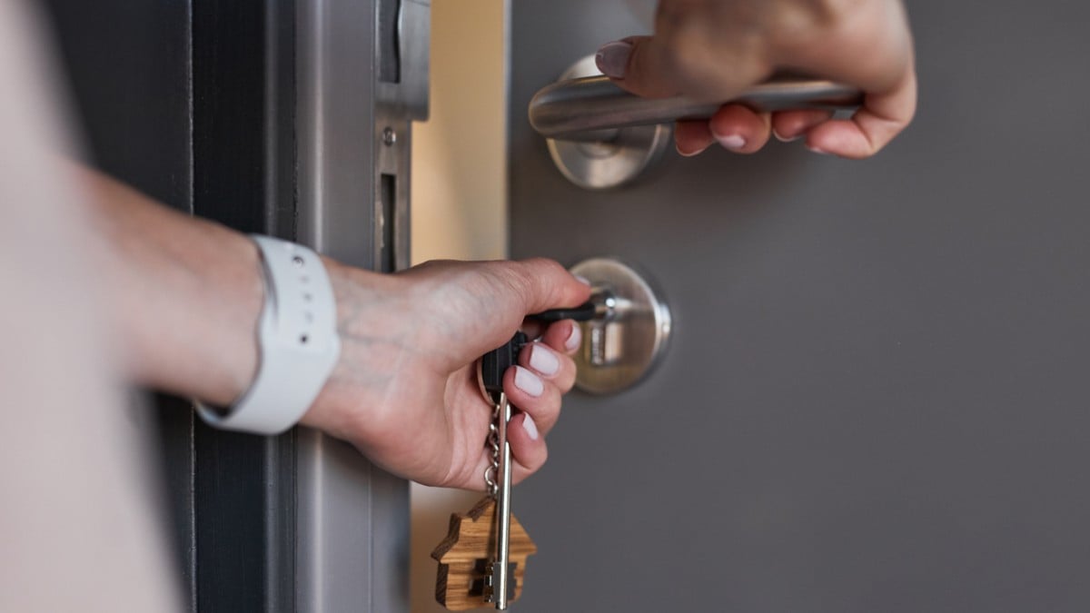 Une femme ouvre une porte