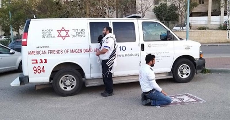 Coronavirus : juif et musulman, ces deux ambulanciers prient ensemble en Israël