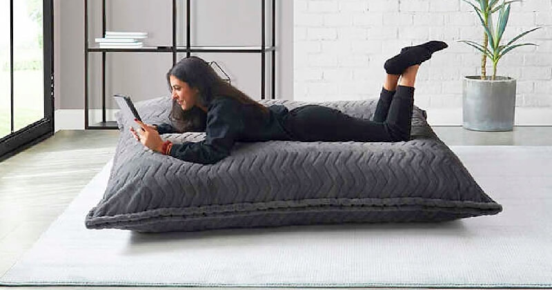 Ce coussin XXL est l'objet qu'il vous faut pour chiller à la maison avec un maximum de confort