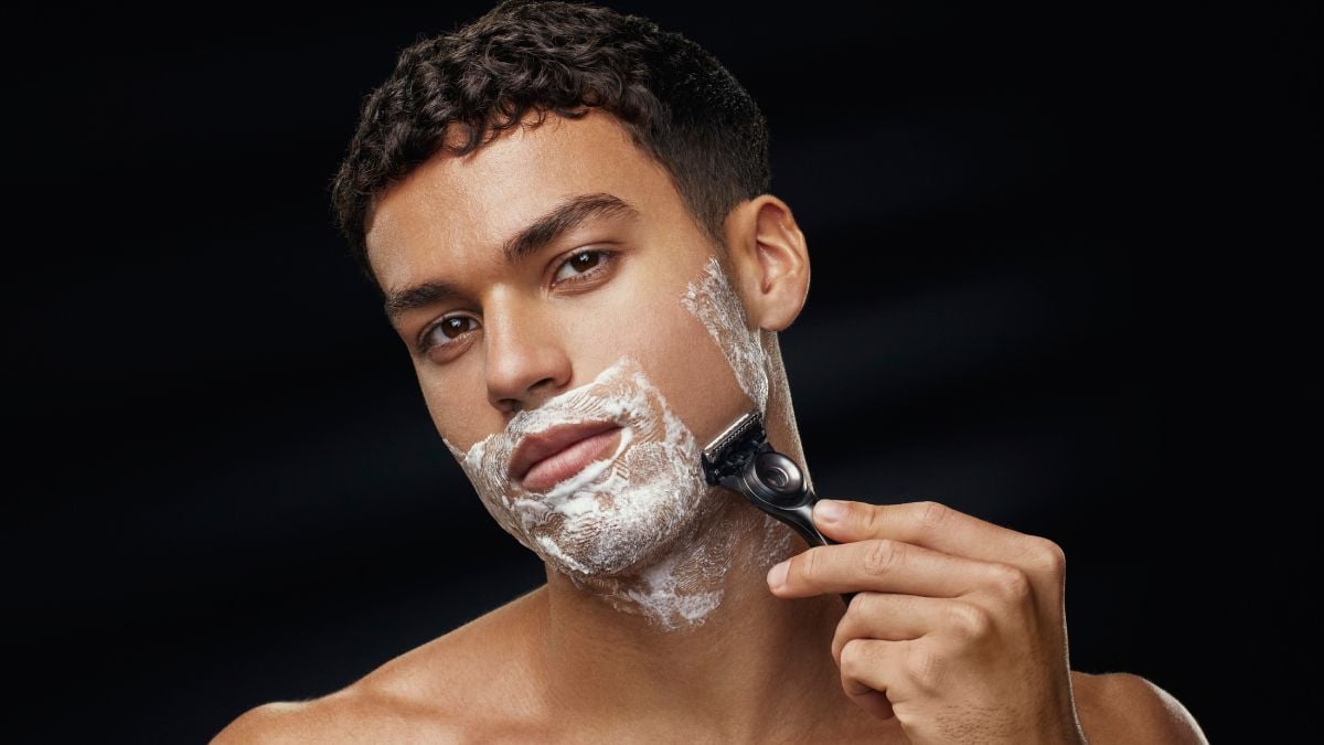 Homme se rasant le visage