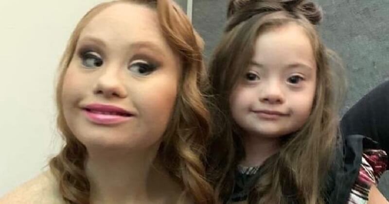 Une petite fille atteinte de trisomie 21 défile avec Madeline Stuart lors d'un défilé de mode pour les mannequins handicapés