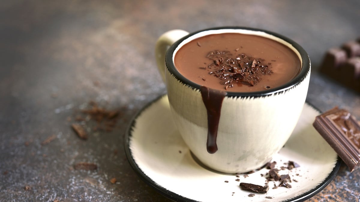 Oubliez le cacao en poudre : voici la VRAIE recette du chocolat chaud maison réconfortante et crémeuse