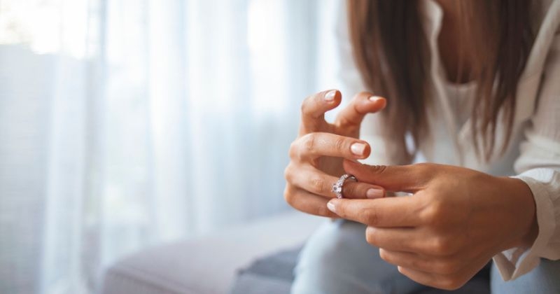Son fiancé meurt et sa belle-famille lui réclame sa... bague de fiançailles pour la donner à la sœur du défunt